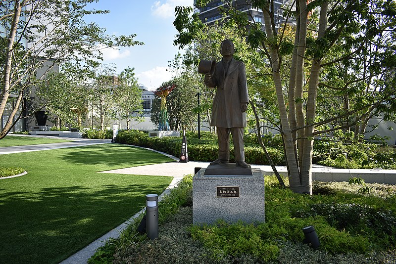 日本スポーツ協会にある「嘉納治五郎　日本のオリンピックの先導者」の像