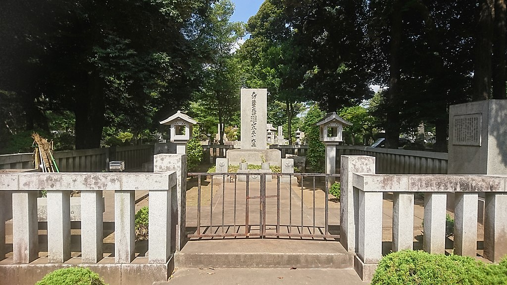 （多磨霊園にある山本五十六の墓 出典：Wikipedia）